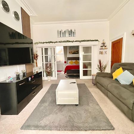 Victoria House - Self Catering Quiet Guesthouse - Adult Singles And Couples Only Блекпул Екстериор снимка