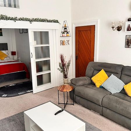 Victoria House - Self Catering Quiet Guesthouse - Adult Singles And Couples Only Блекпул Екстериор снимка