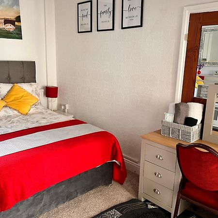 Victoria House - Self Catering Quiet Guesthouse - Adult Singles And Couples Only Блекпул Екстериор снимка