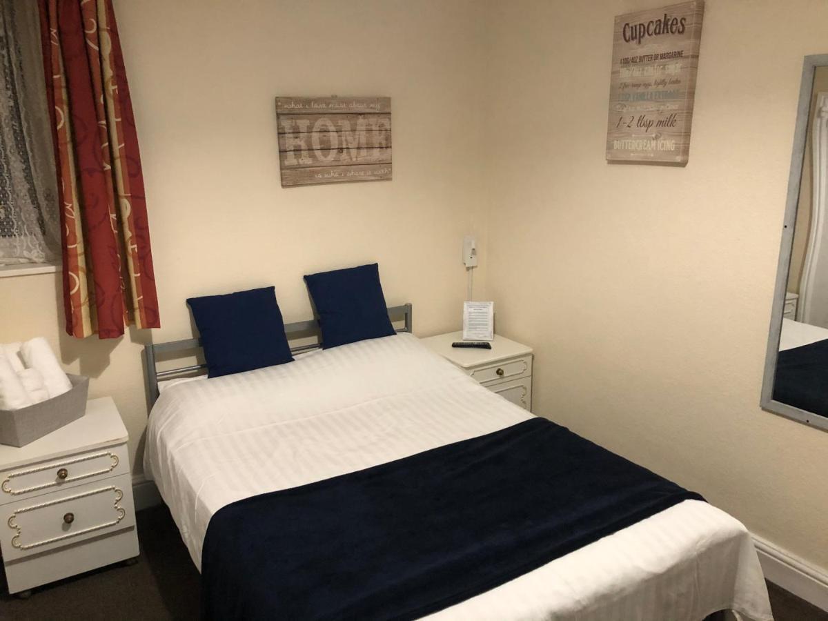Victoria House - Self Catering Quiet Guesthouse - Adult Singles And Couples Only Блекпул Екстериор снимка