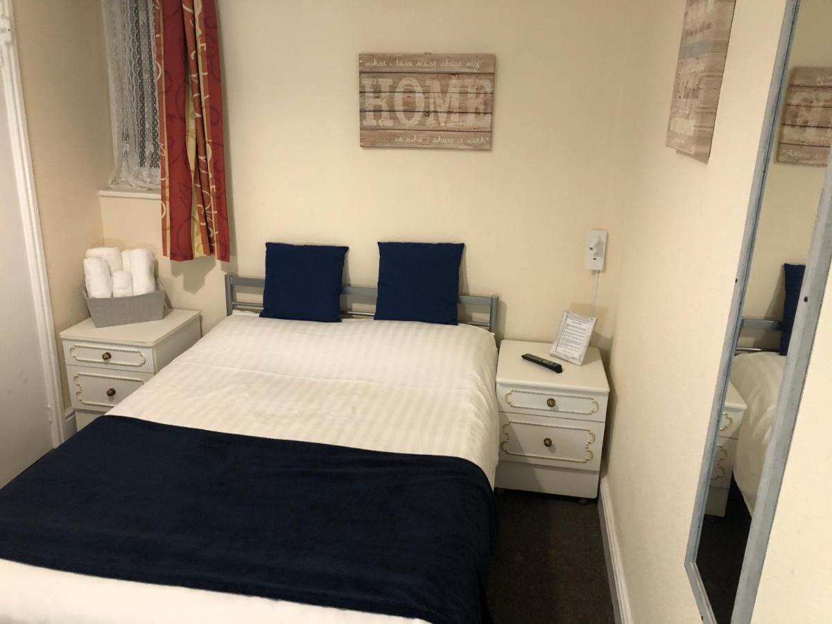 Victoria House - Self Catering Quiet Guesthouse - Adult Singles And Couples Only Блекпул Екстериор снимка