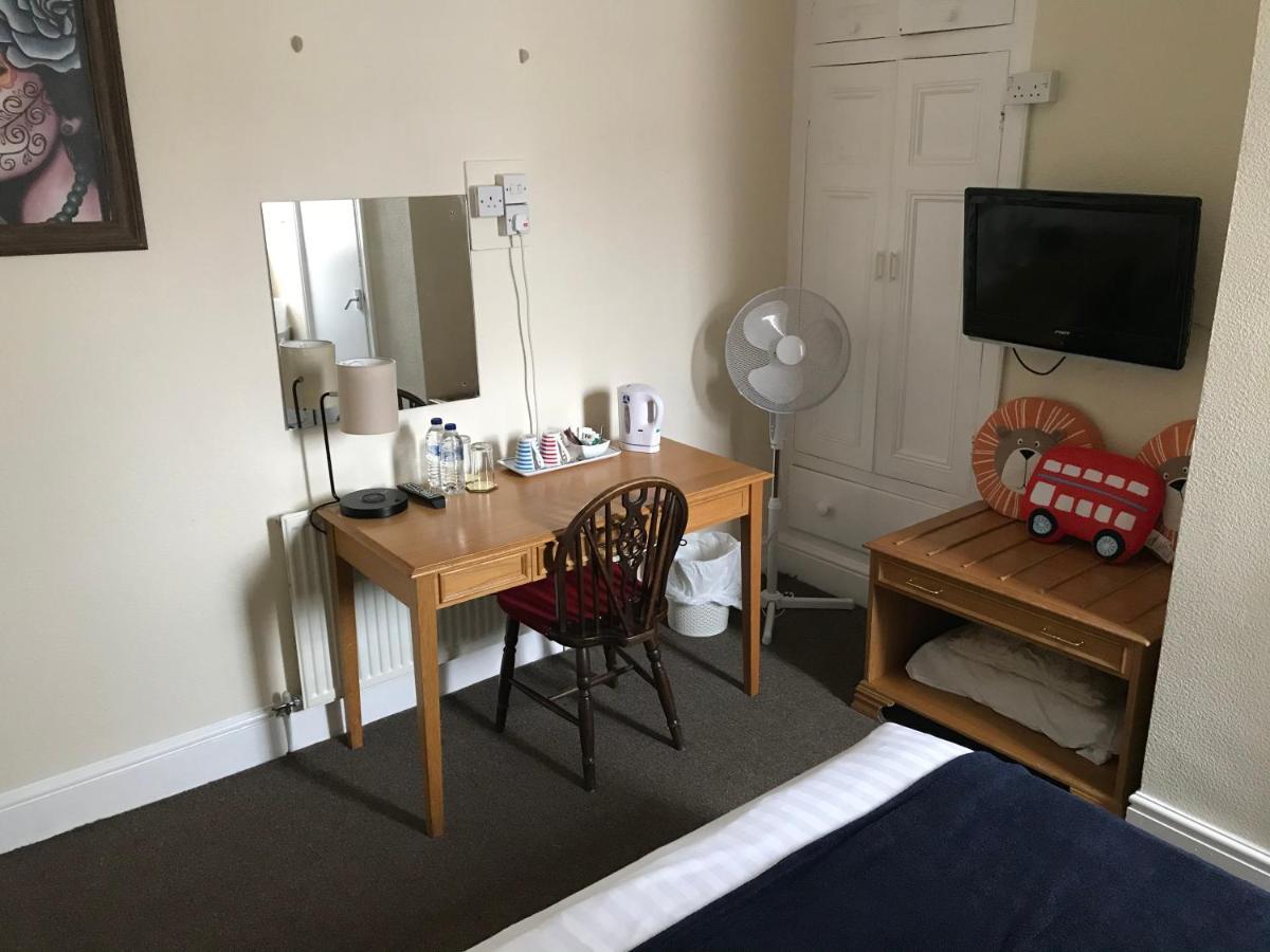 Victoria House - Self Catering Quiet Guesthouse - Adult Singles And Couples Only Блекпул Екстериор снимка