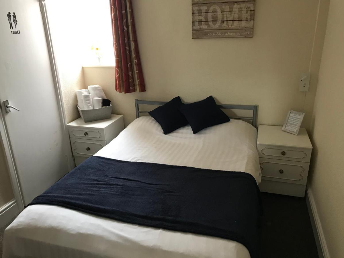 Victoria House - Self Catering Quiet Guesthouse - Adult Singles And Couples Only Блекпул Екстериор снимка