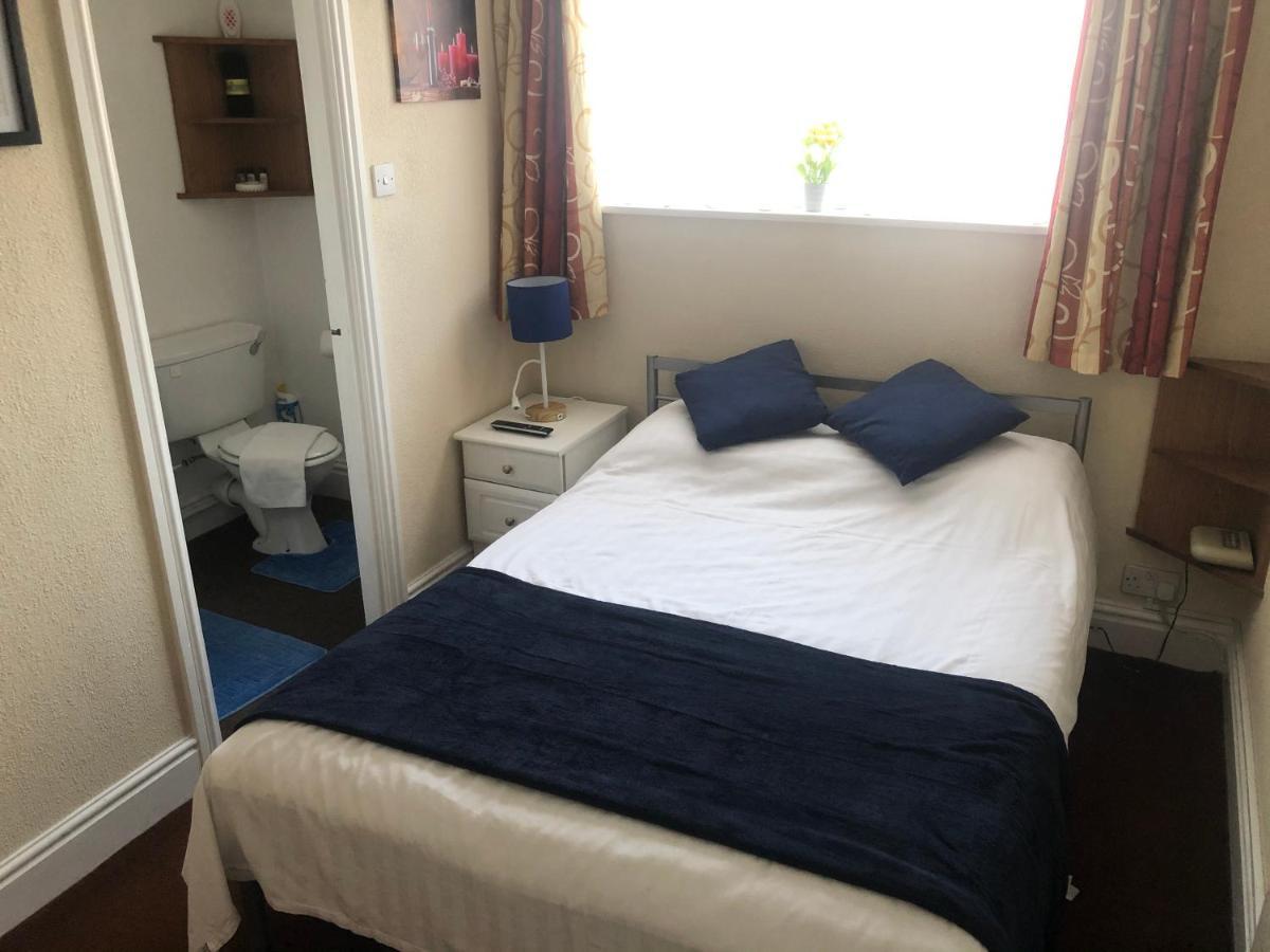 Victoria House - Self Catering Quiet Guesthouse - Adult Singles And Couples Only Блекпул Екстериор снимка