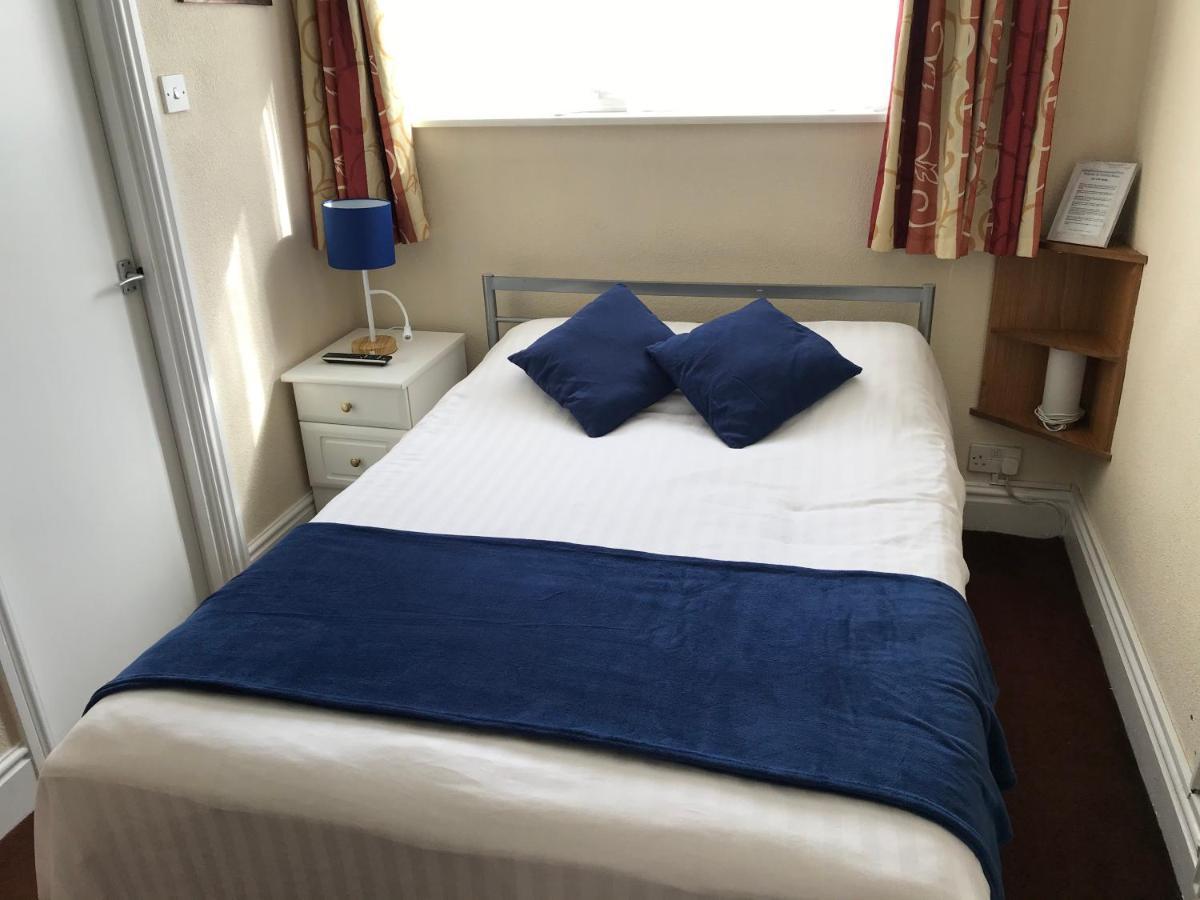Victoria House - Self Catering Quiet Guesthouse - Adult Singles And Couples Only Блекпул Екстериор снимка