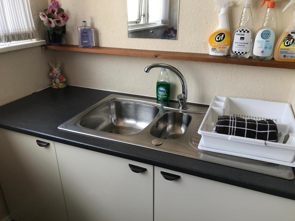 Victoria House - Self Catering Quiet Guesthouse - Adult Singles And Couples Only Блекпул Екстериор снимка