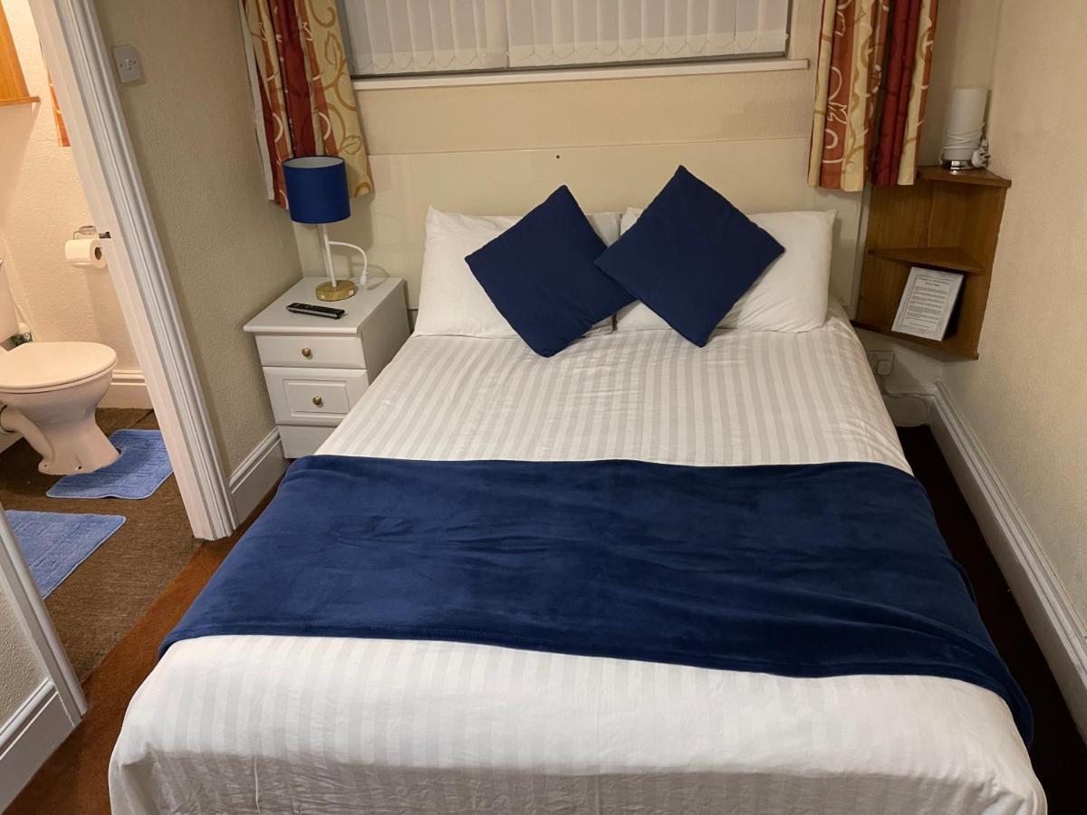 Victoria House - Self Catering Quiet Guesthouse - Adult Singles And Couples Only Блекпул Екстериор снимка