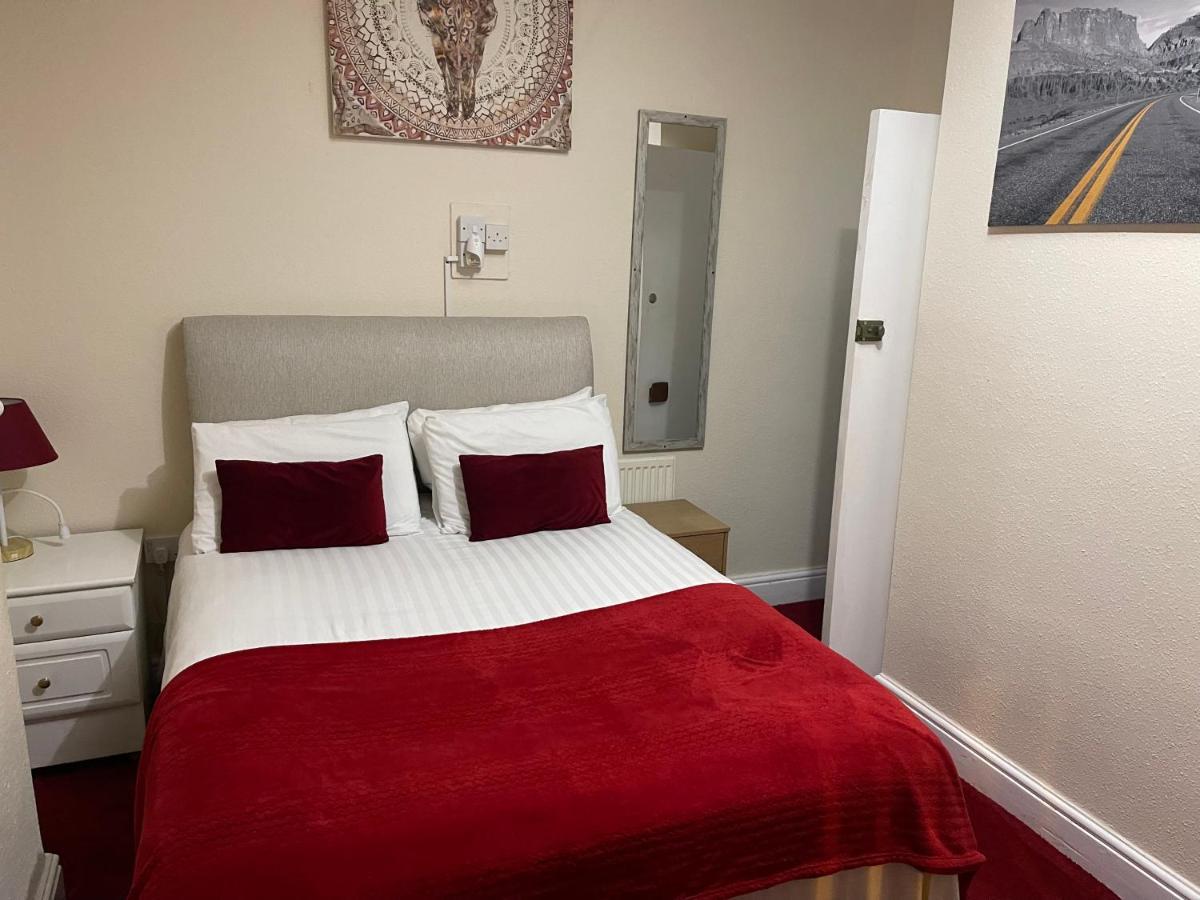 Victoria House - Self Catering Quiet Guesthouse - Adult Singles And Couples Only Блекпул Екстериор снимка