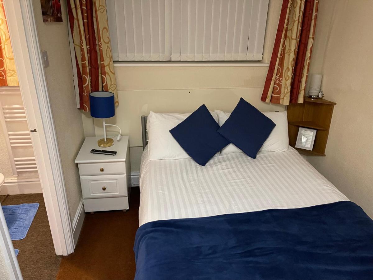 Victoria House - Self Catering Quiet Guesthouse - Adult Singles And Couples Only Блекпул Екстериор снимка