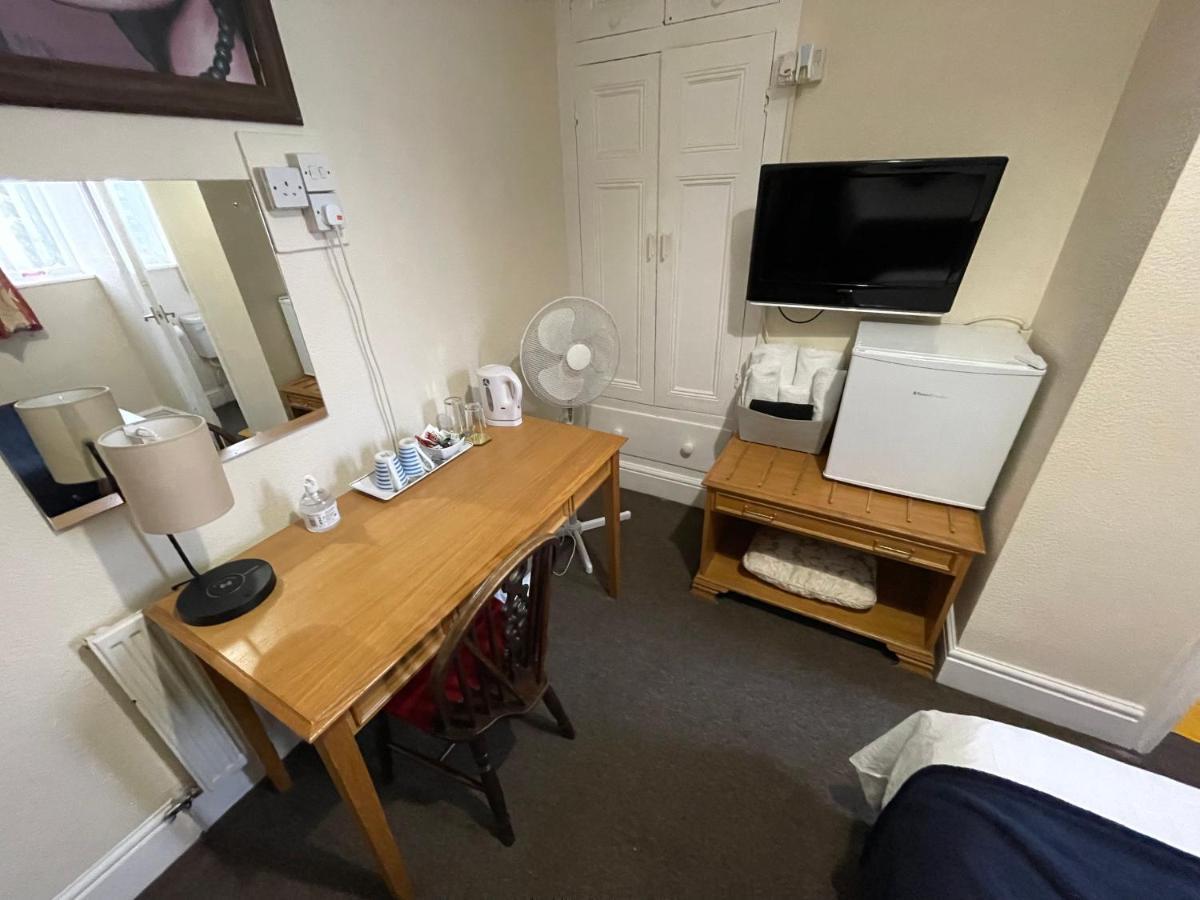 Victoria House - Self Catering Quiet Guesthouse - Adult Singles And Couples Only Блекпул Екстериор снимка