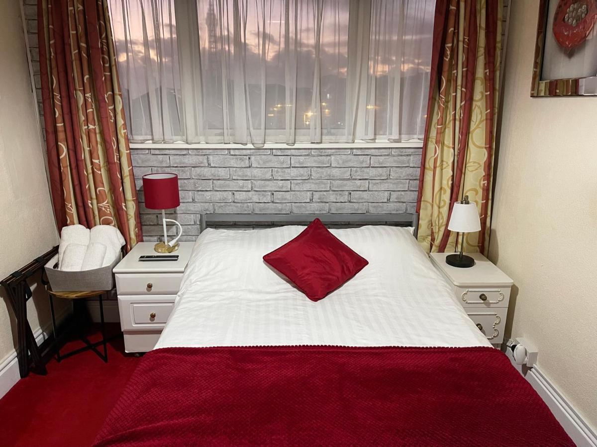 Victoria House - Self Catering Quiet Guesthouse - Adult Singles And Couples Only Блекпул Екстериор снимка