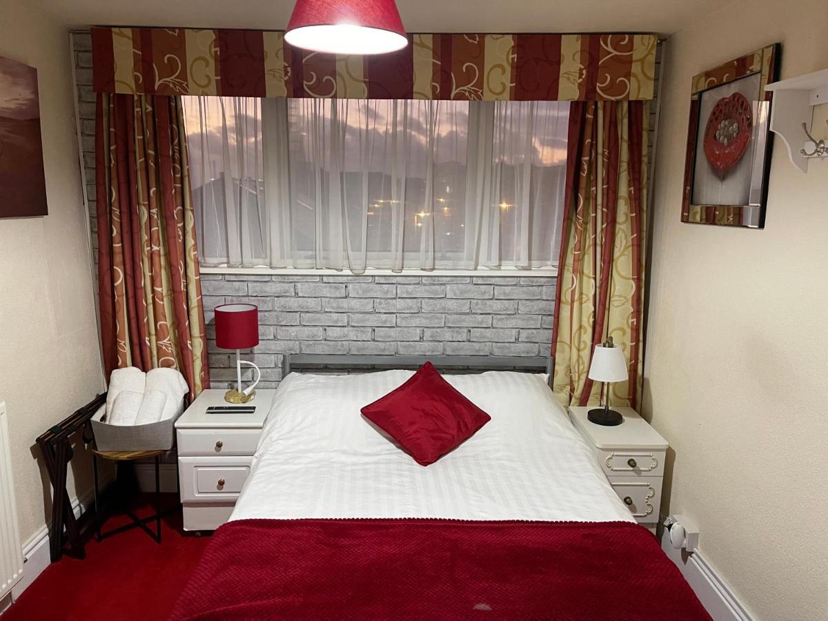 Victoria House - Self Catering Quiet Guesthouse - Adult Singles And Couples Only Блекпул Екстериор снимка
