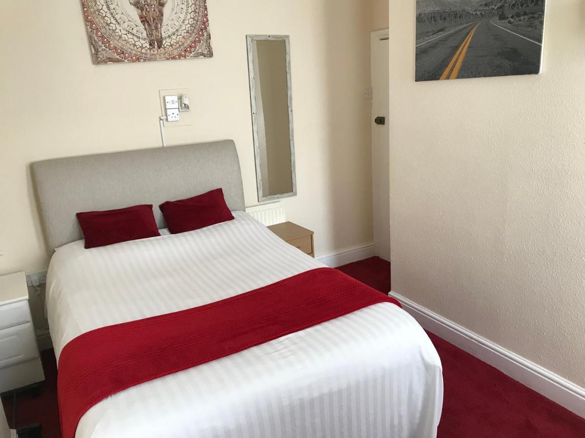 Victoria House - Self Catering Quiet Guesthouse - Adult Singles And Couples Only Блекпул Екстериор снимка