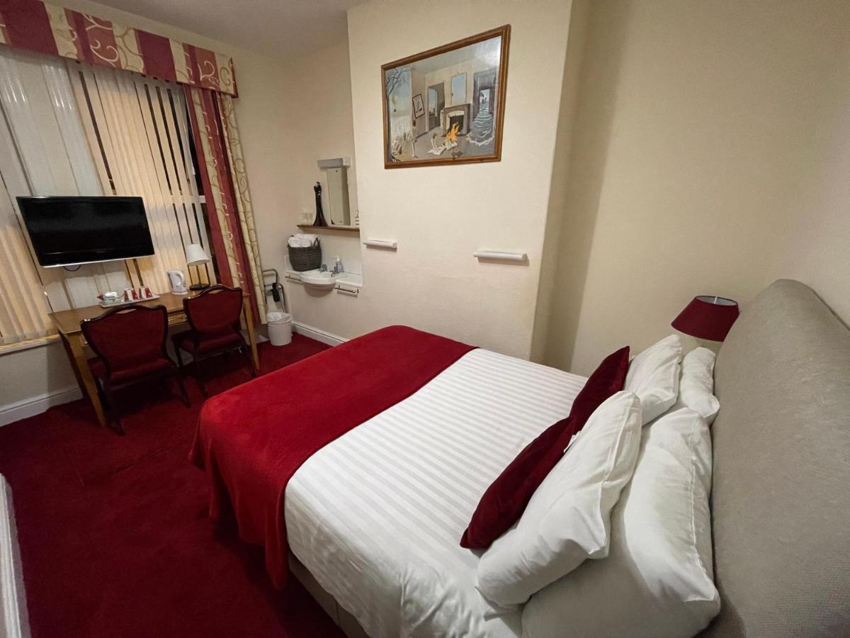Victoria House - Self Catering Quiet Guesthouse - Adult Singles And Couples Only Блекпул Екстериор снимка