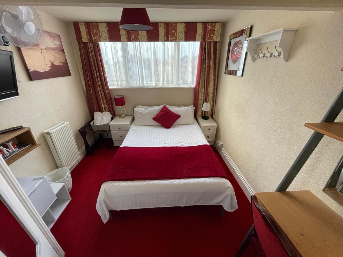 Victoria House - Self Catering Quiet Guesthouse - Adult Singles And Couples Only Блекпул Екстериор снимка
