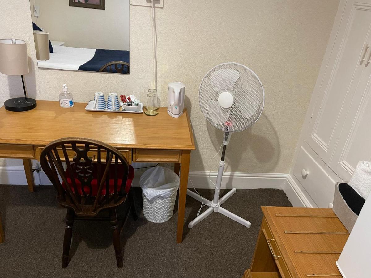 Victoria House - Self Catering Quiet Guesthouse - Adult Singles And Couples Only Блекпул Екстериор снимка