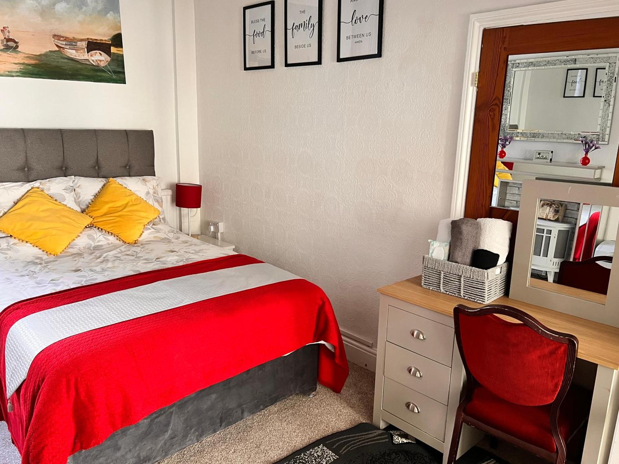 Victoria House - Self Catering Quiet Guesthouse - Adult Singles And Couples Only Блекпул Екстериор снимка