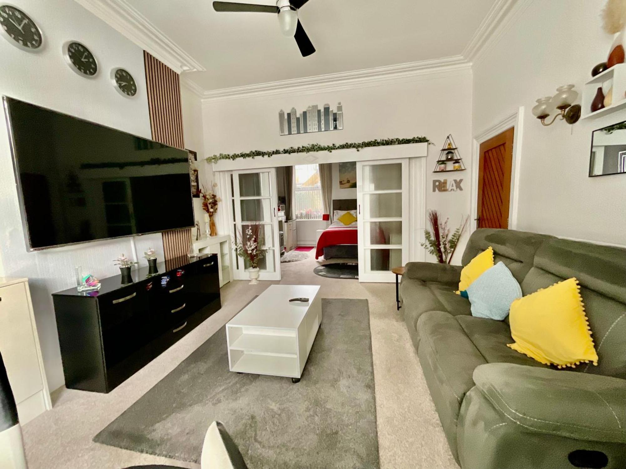 Victoria House - Self Catering Quiet Guesthouse - Adult Singles And Couples Only Блекпул Екстериор снимка