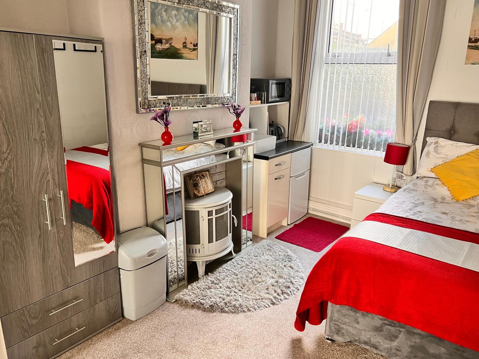 Victoria House - Self Catering Quiet Guesthouse - Adult Singles And Couples Only Блекпул Екстериор снимка