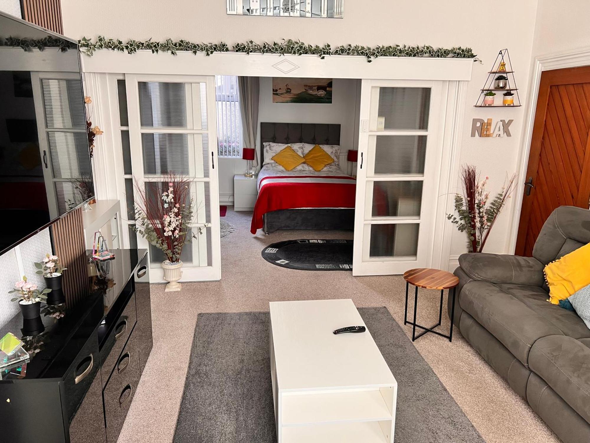 Victoria House - Self Catering Quiet Guesthouse - Adult Singles And Couples Only Блекпул Екстериор снимка
