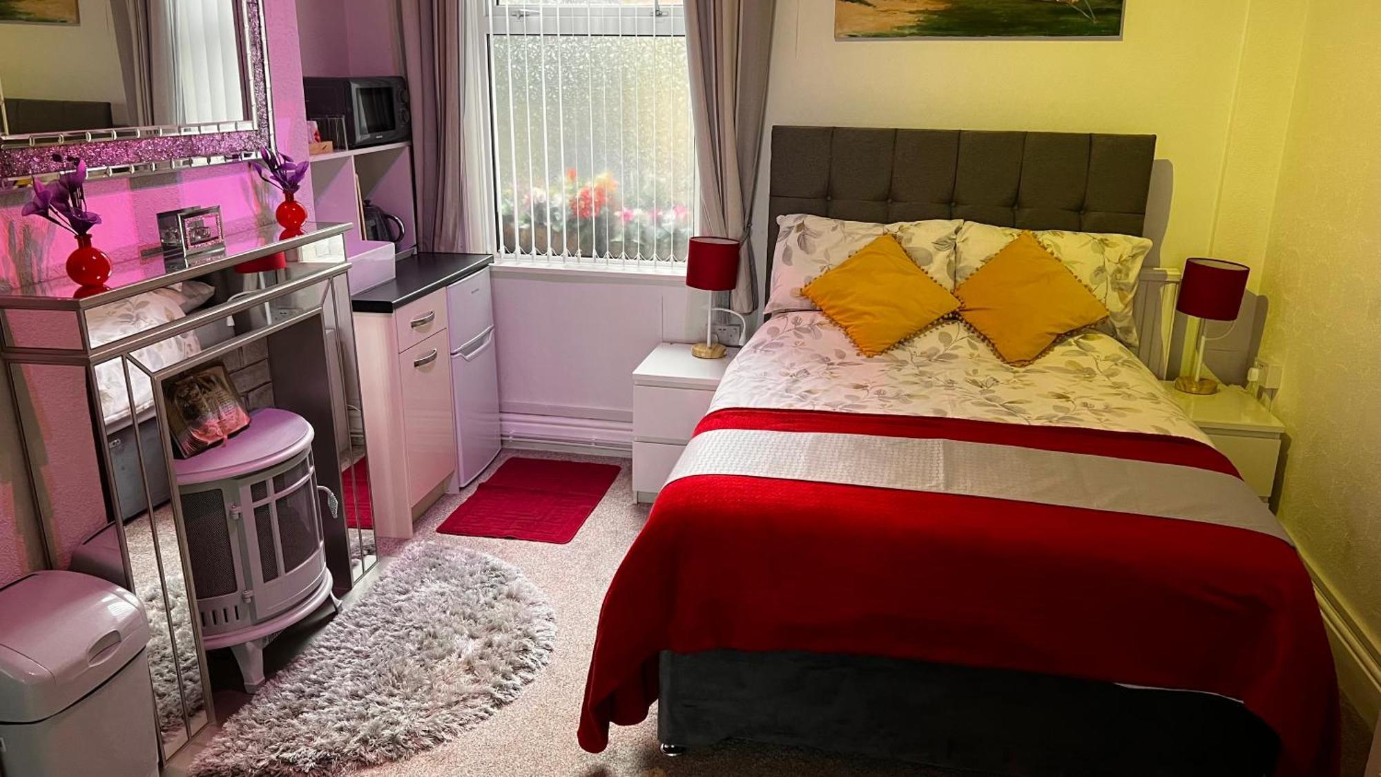 Victoria House - Self Catering Quiet Guesthouse - Adult Singles And Couples Only Блекпул Екстериор снимка
