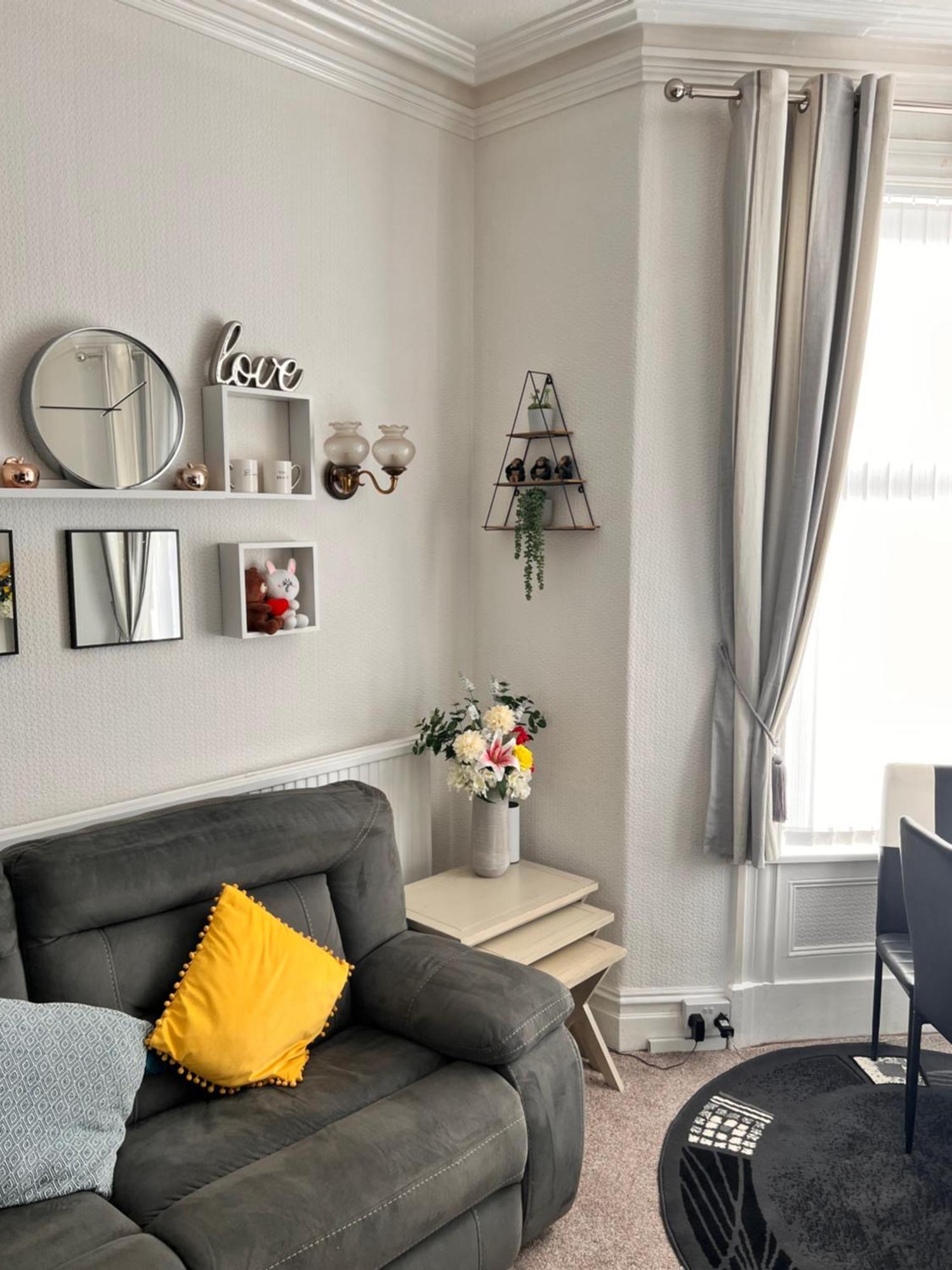 Victoria House - Self Catering Quiet Guesthouse - Adult Singles And Couples Only Блекпул Екстериор снимка