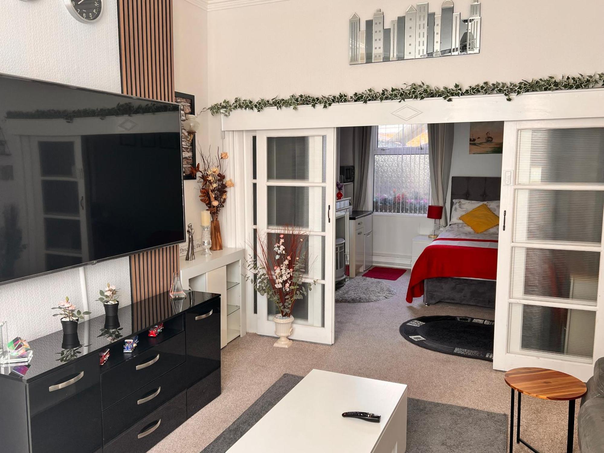 Victoria House - Self Catering Quiet Guesthouse - Adult Singles And Couples Only Блекпул Екстериор снимка