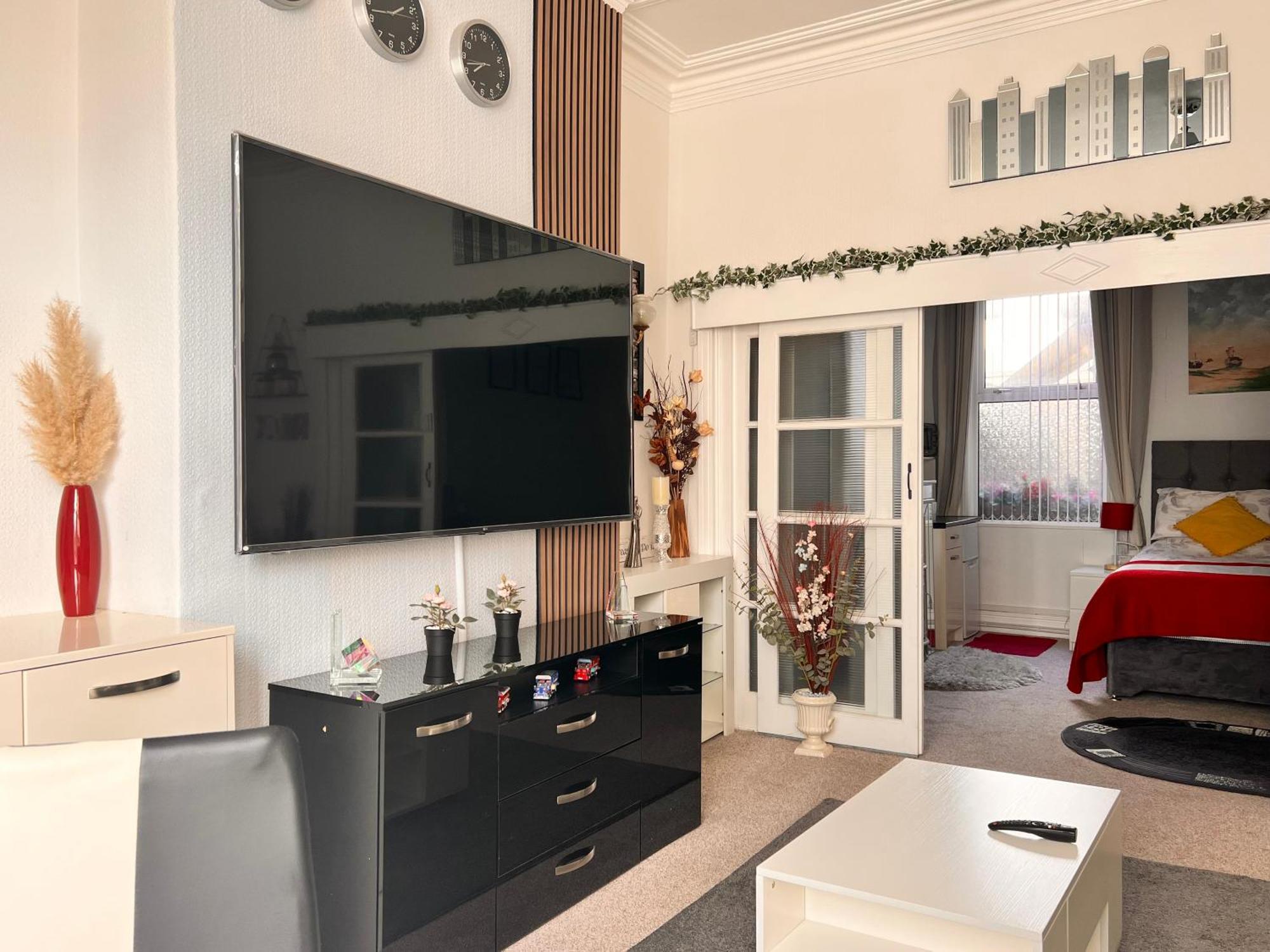 Victoria House - Self Catering Quiet Guesthouse - Adult Singles And Couples Only Блекпул Екстериор снимка