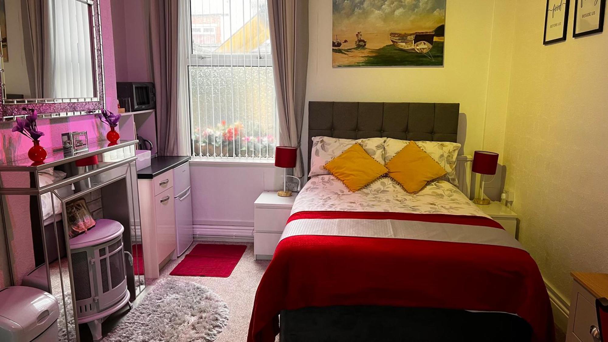 Victoria House - Self Catering Quiet Guesthouse - Adult Singles And Couples Only Блекпул Екстериор снимка