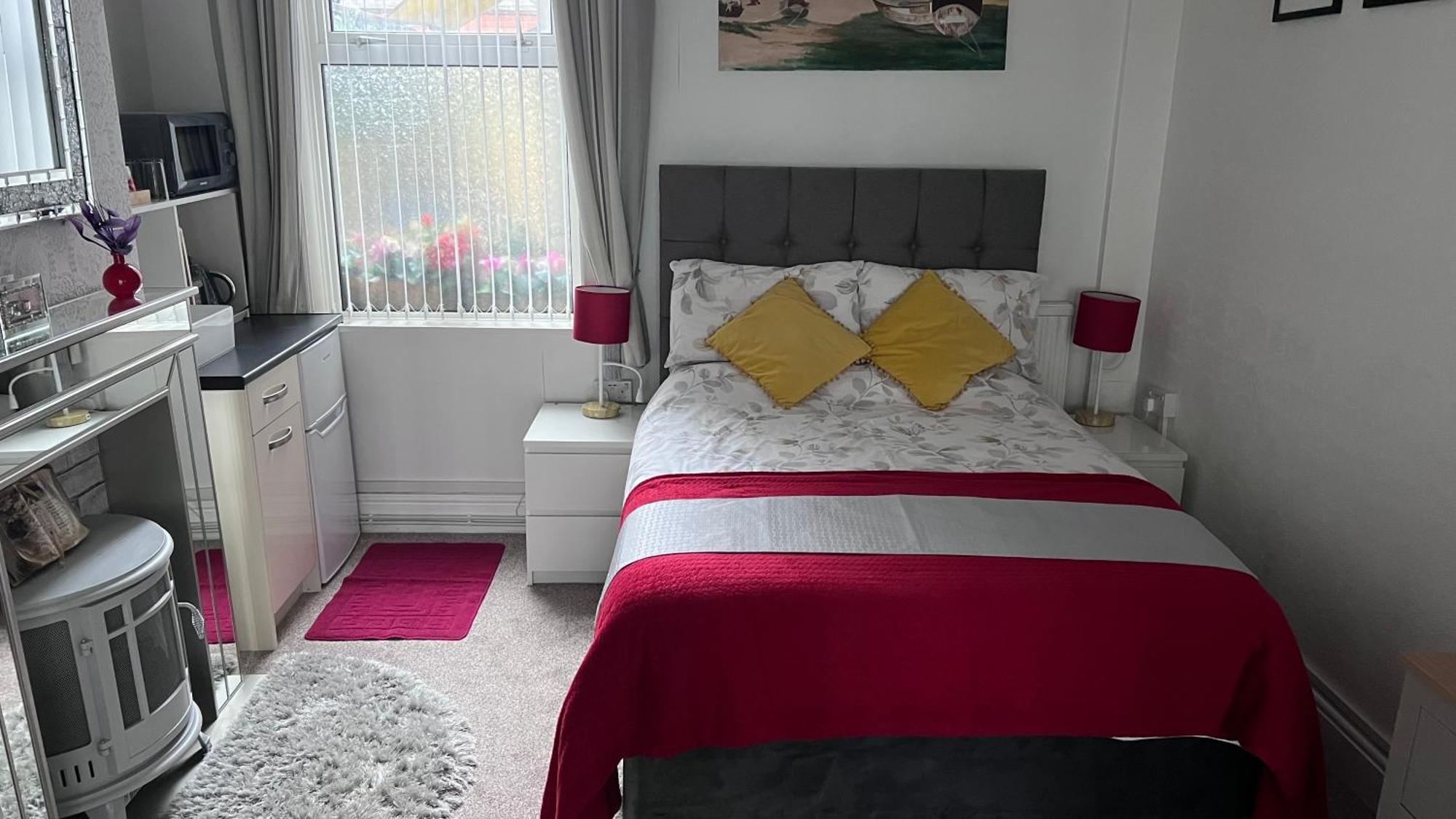 Victoria House - Self Catering Quiet Guesthouse - Adult Singles And Couples Only Блекпул Екстериор снимка