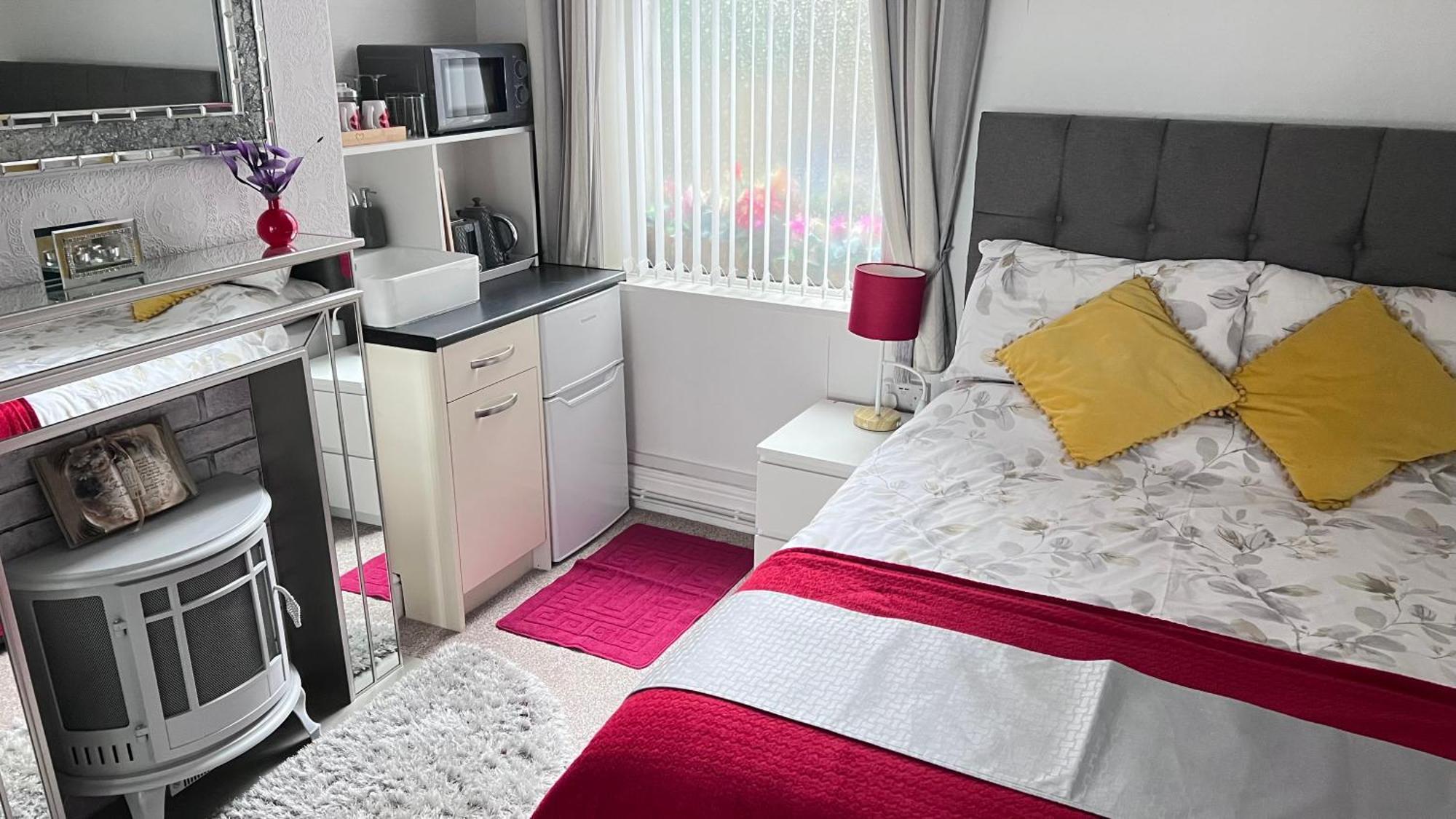 Victoria House - Self Catering Quiet Guesthouse - Adult Singles And Couples Only Блекпул Екстериор снимка