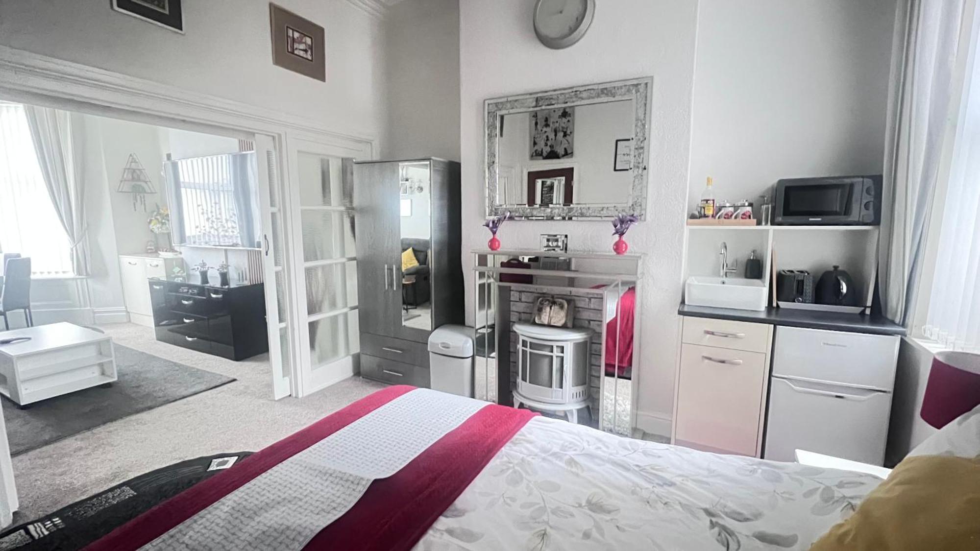 Victoria House - Self Catering Quiet Guesthouse - Adult Singles And Couples Only Блекпул Екстериор снимка