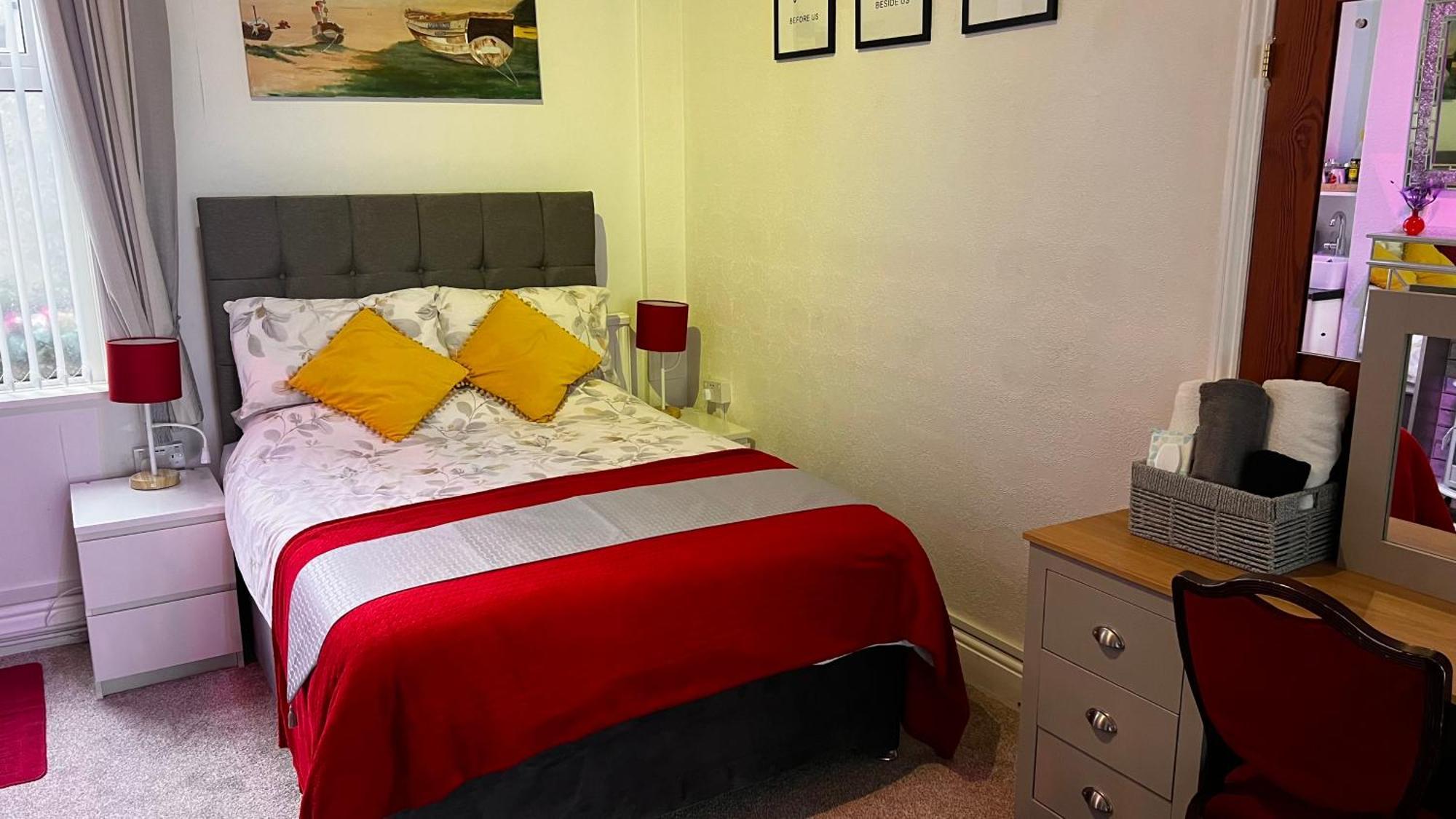 Victoria House - Self Catering Quiet Guesthouse - Adult Singles And Couples Only Блекпул Екстериор снимка