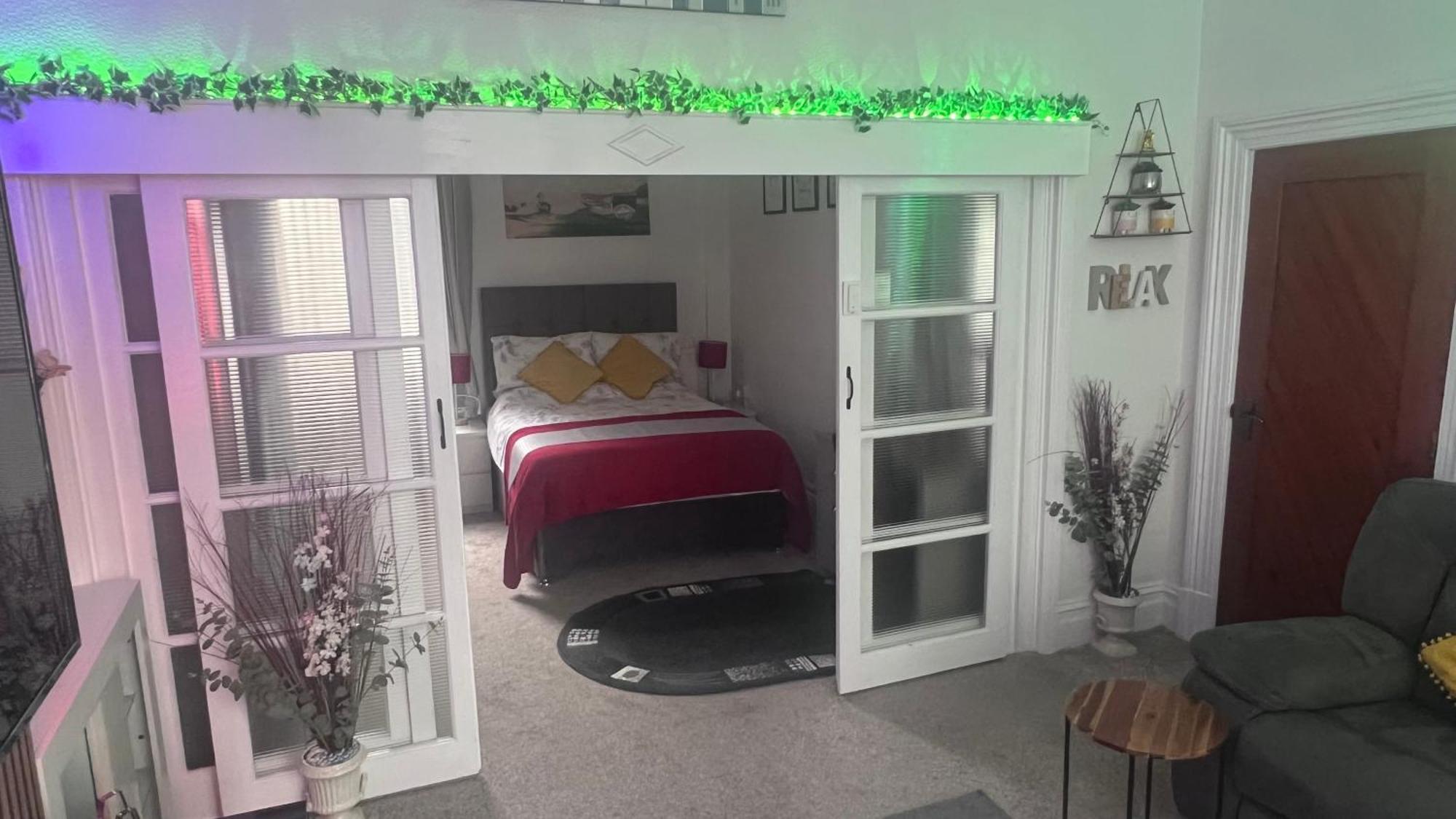 Victoria House - Self Catering Quiet Guesthouse - Adult Singles And Couples Only Блекпул Екстериор снимка
