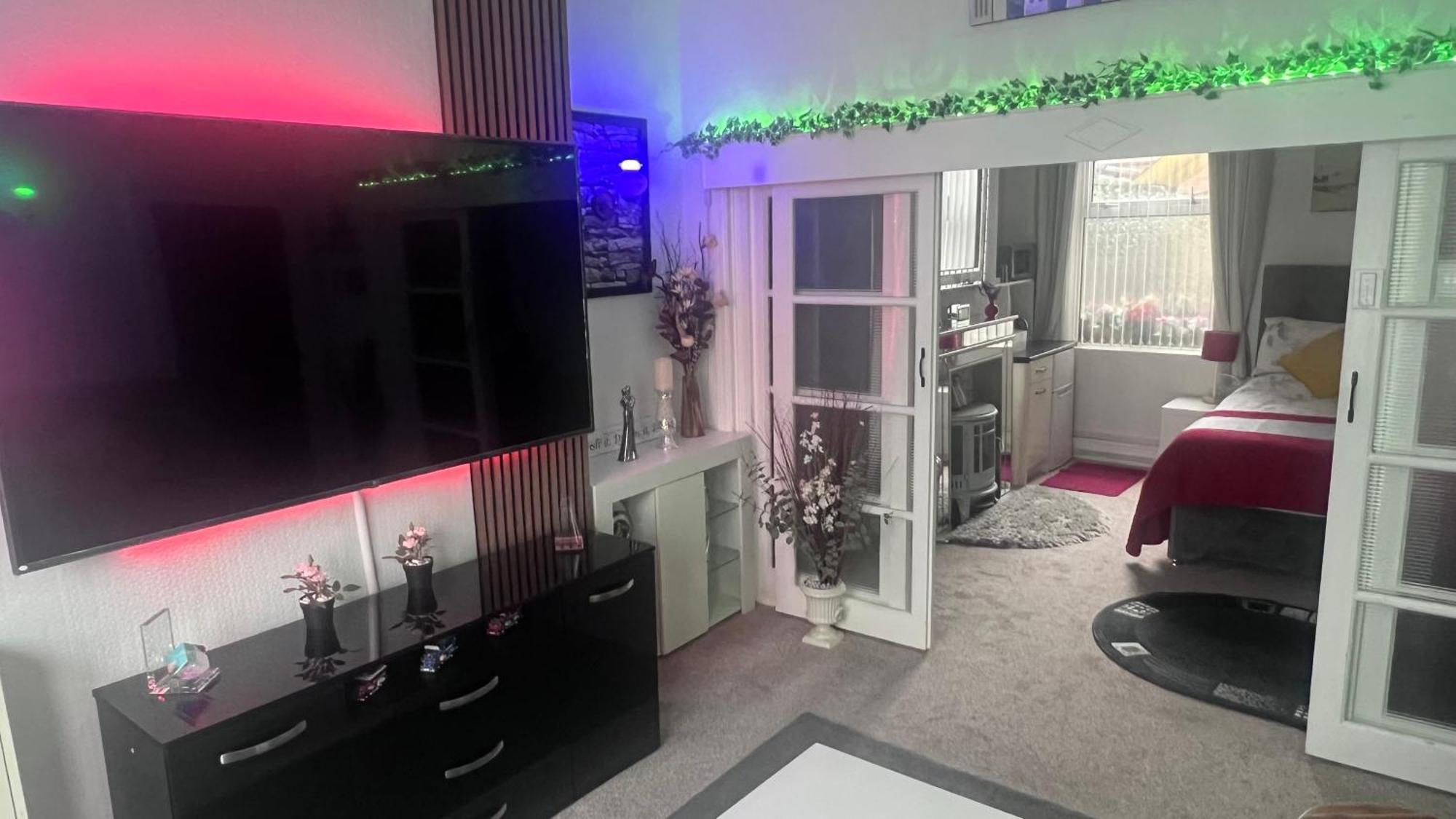 Victoria House - Self Catering Quiet Guesthouse - Adult Singles And Couples Only Блекпул Екстериор снимка