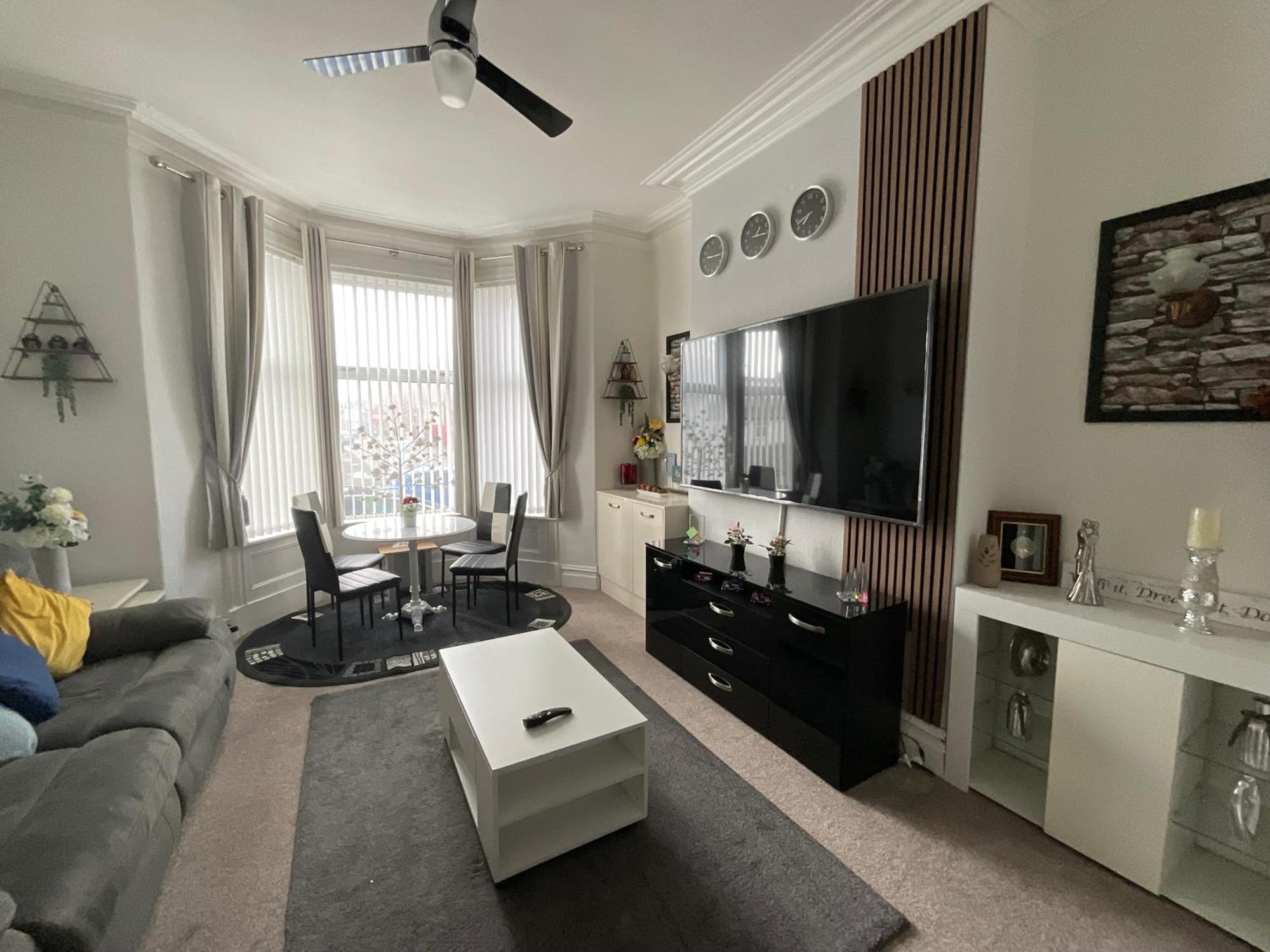 Victoria House - Self Catering Quiet Guesthouse - Adult Singles And Couples Only Блекпул Екстериор снимка