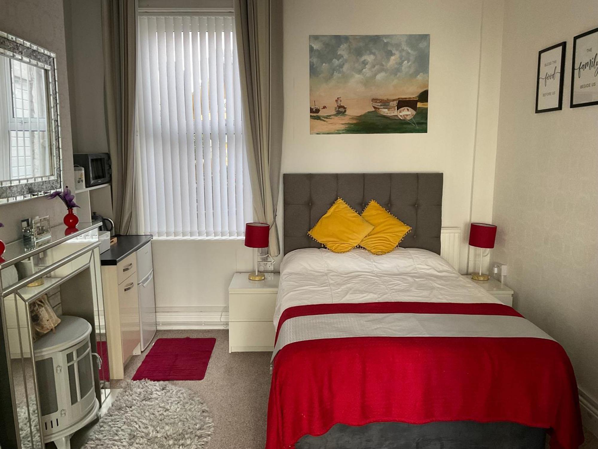 Victoria House - Self Catering Quiet Guesthouse - Adult Singles And Couples Only Блекпул Екстериор снимка
