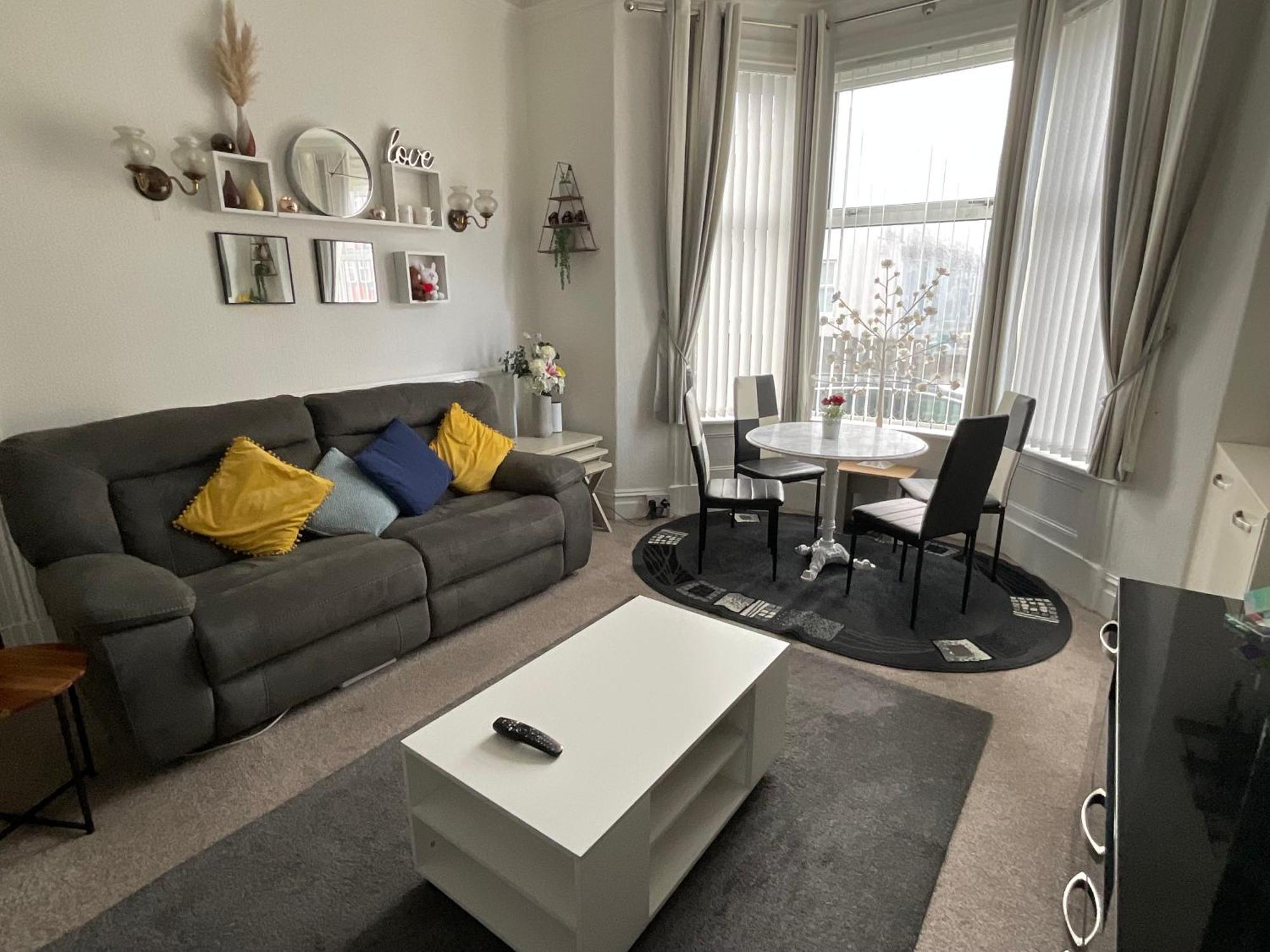 Victoria House - Self Catering Quiet Guesthouse - Adult Singles And Couples Only Блекпул Екстериор снимка