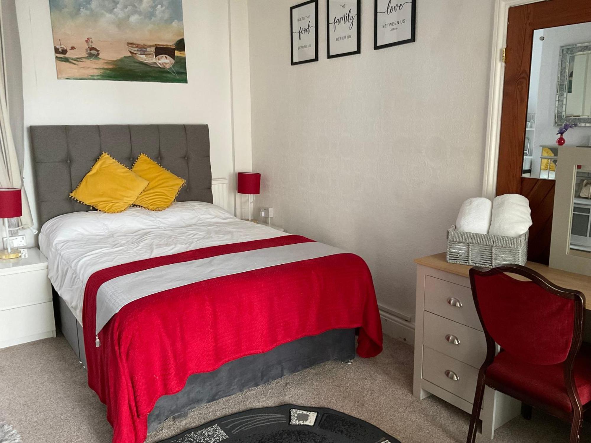 Victoria House - Self Catering Quiet Guesthouse - Adult Singles And Couples Only Блекпул Екстериор снимка