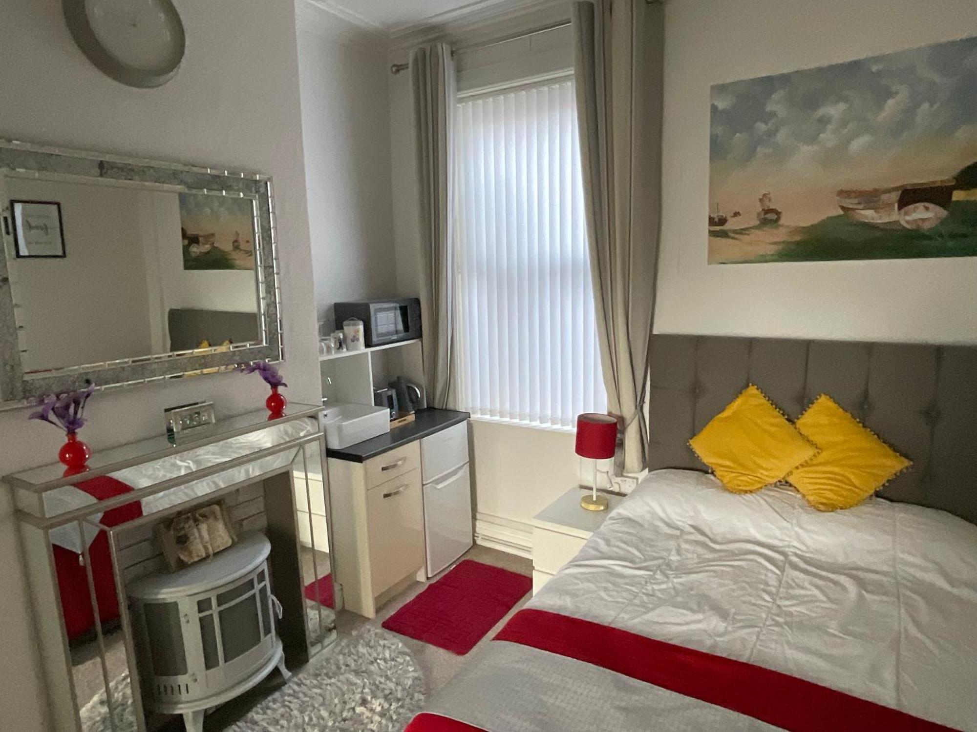 Victoria House - Self Catering Quiet Guesthouse - Adult Singles And Couples Only Блекпул Екстериор снимка
