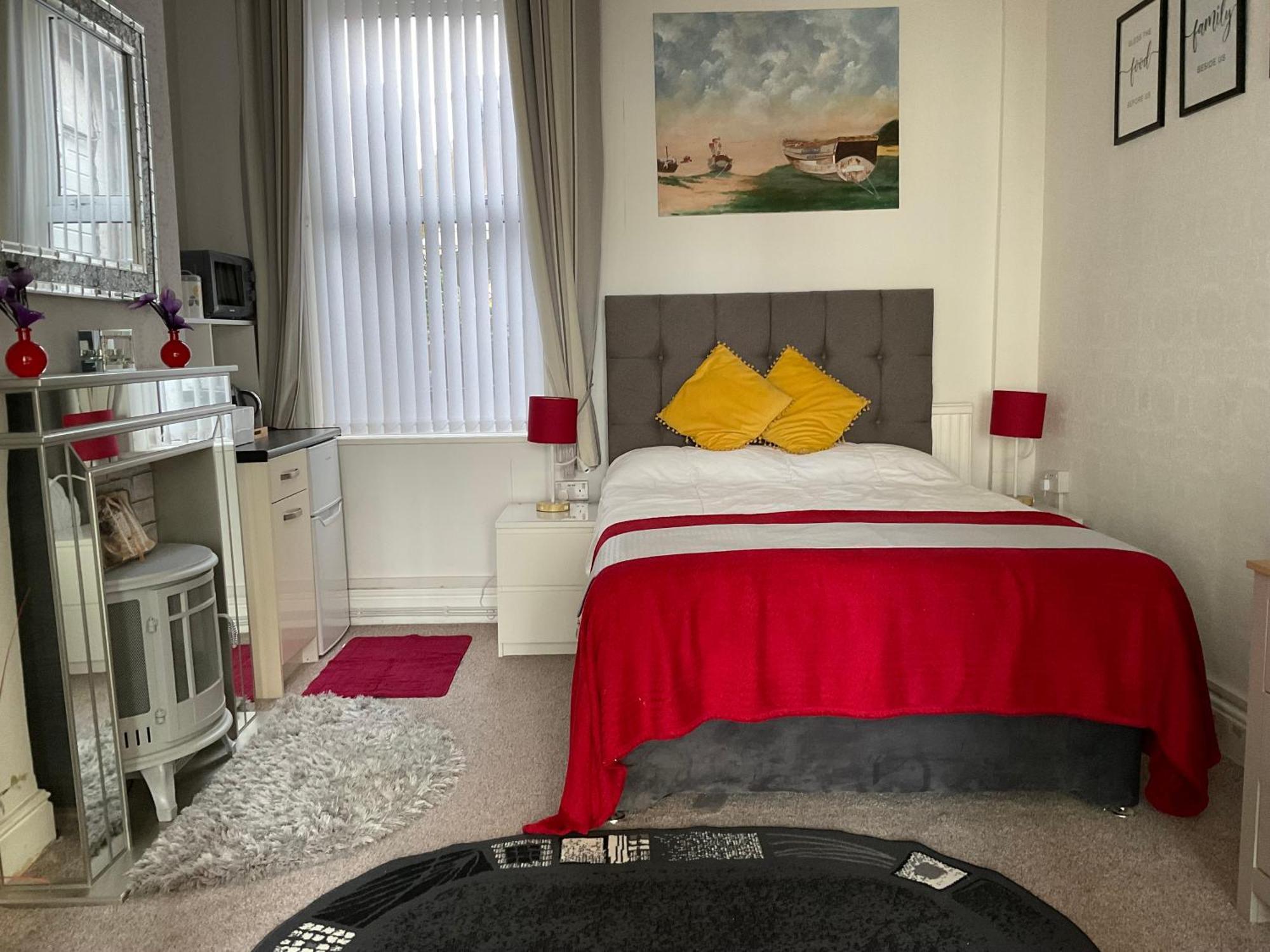 Victoria House - Self Catering Quiet Guesthouse - Adult Singles And Couples Only Блекпул Екстериор снимка