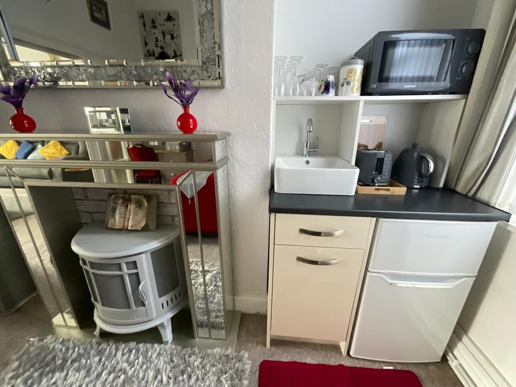 Victoria House - Self Catering Quiet Guesthouse - Adult Singles And Couples Only Блекпул Екстериор снимка