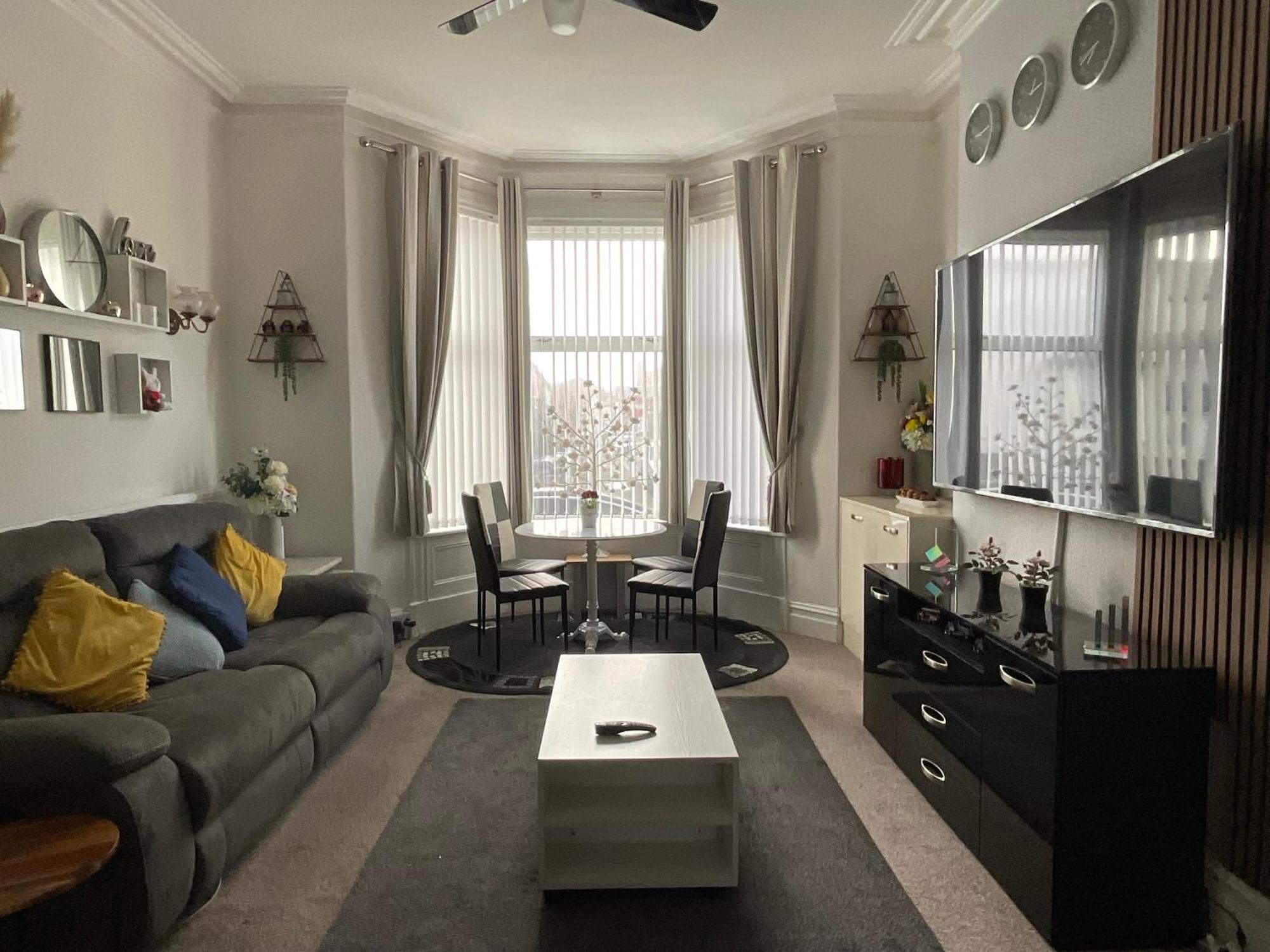 Victoria House - Self Catering Quiet Guesthouse - Adult Singles And Couples Only Блекпул Екстериор снимка