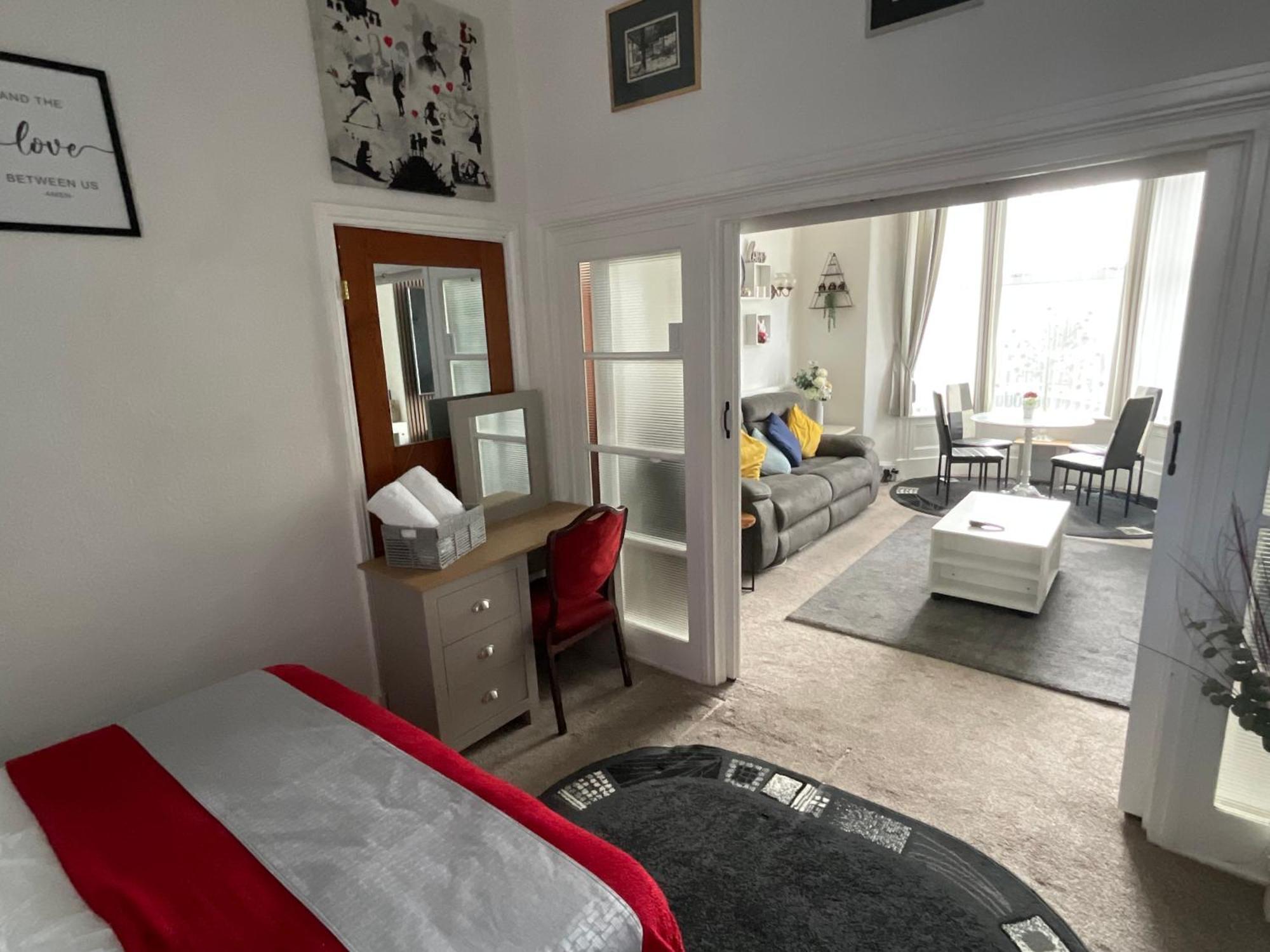 Victoria House - Self Catering Quiet Guesthouse - Adult Singles And Couples Only Блекпул Екстериор снимка