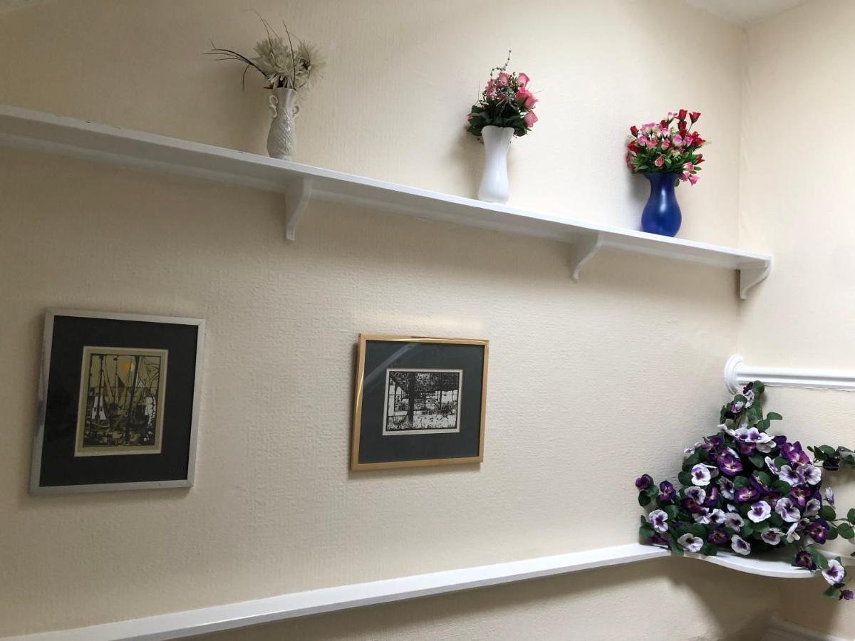 Victoria House - Self Catering Quiet Guesthouse - Adult Singles And Couples Only Блекпул Екстериор снимка
